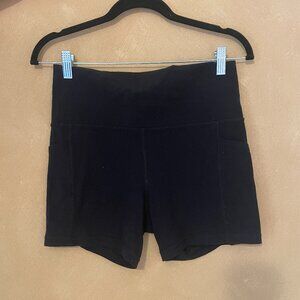 Athleta salutation stash 5" short